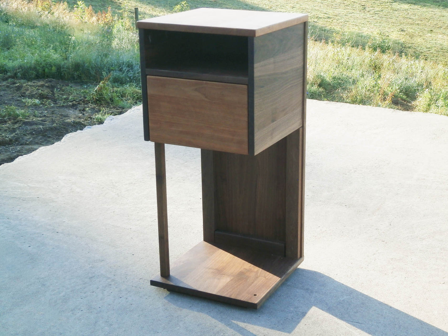 Overhanging table with drawer, shelf and support bar side view