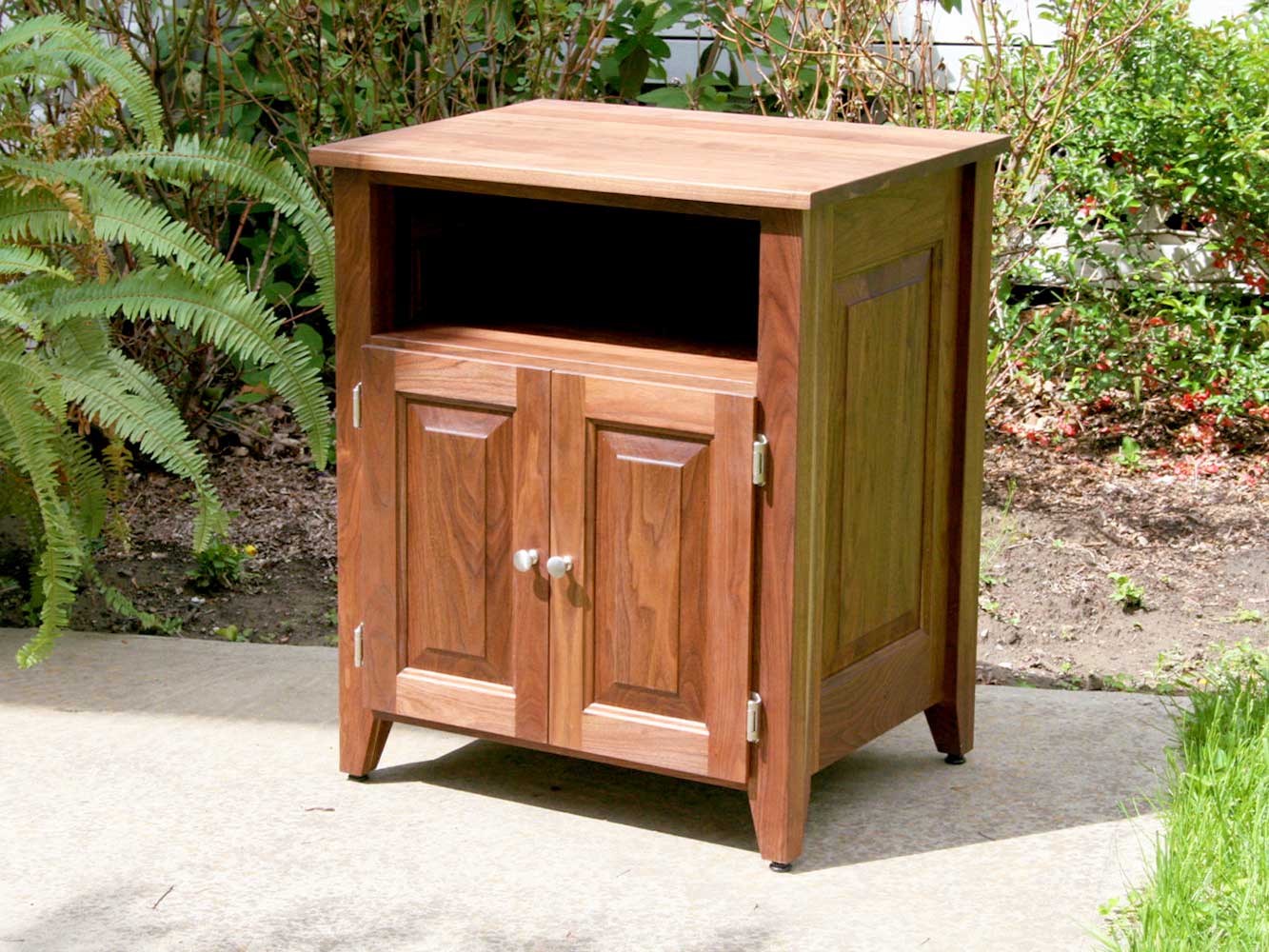 Bedside Cabinet with 1 shelf and raised panel doors