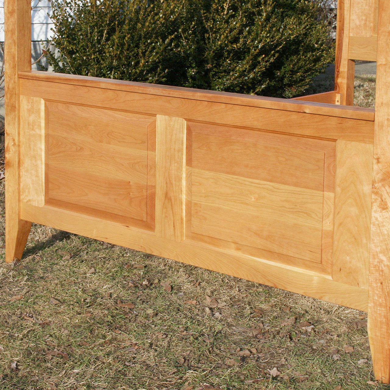 footboard of solid hardwood Canopy Bed with panels and tapered posts