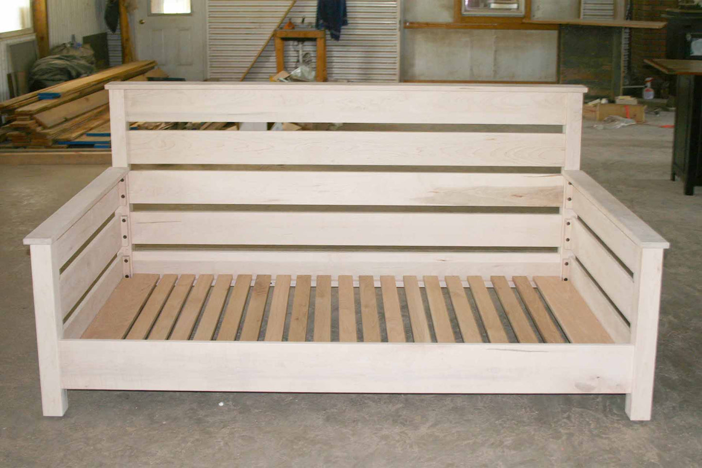 front view day bed with horizontal back and sides