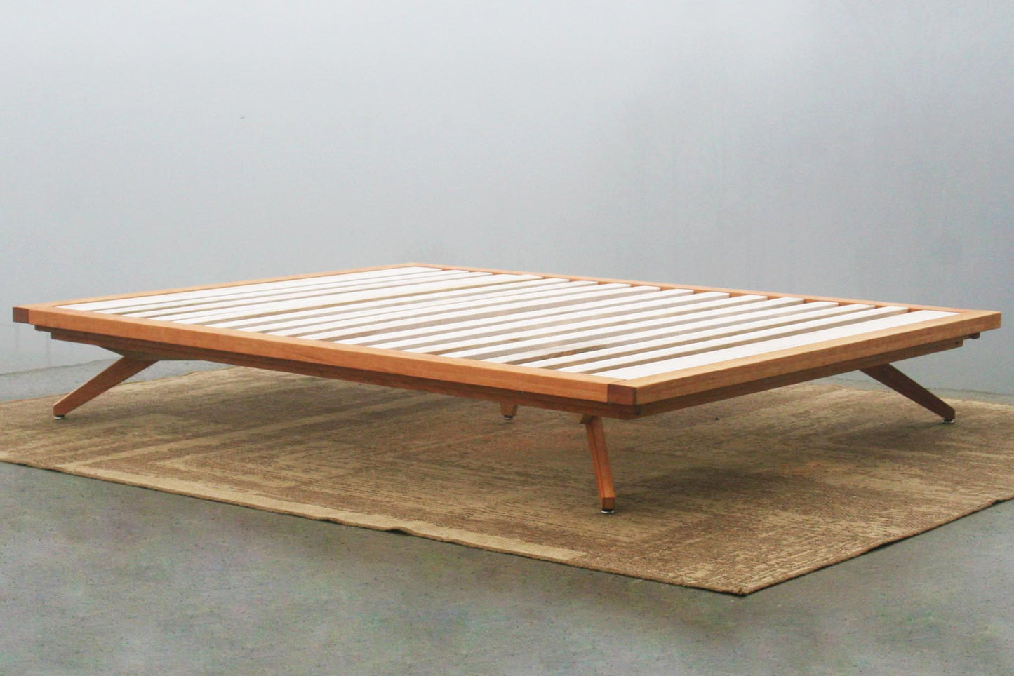 Mid Century Modern Platform Bed with No Headboard NcRsS01n