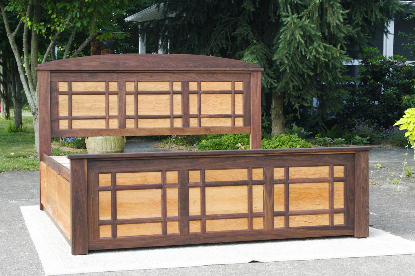 front view Storage Bed with 4 drawers and grid-trim