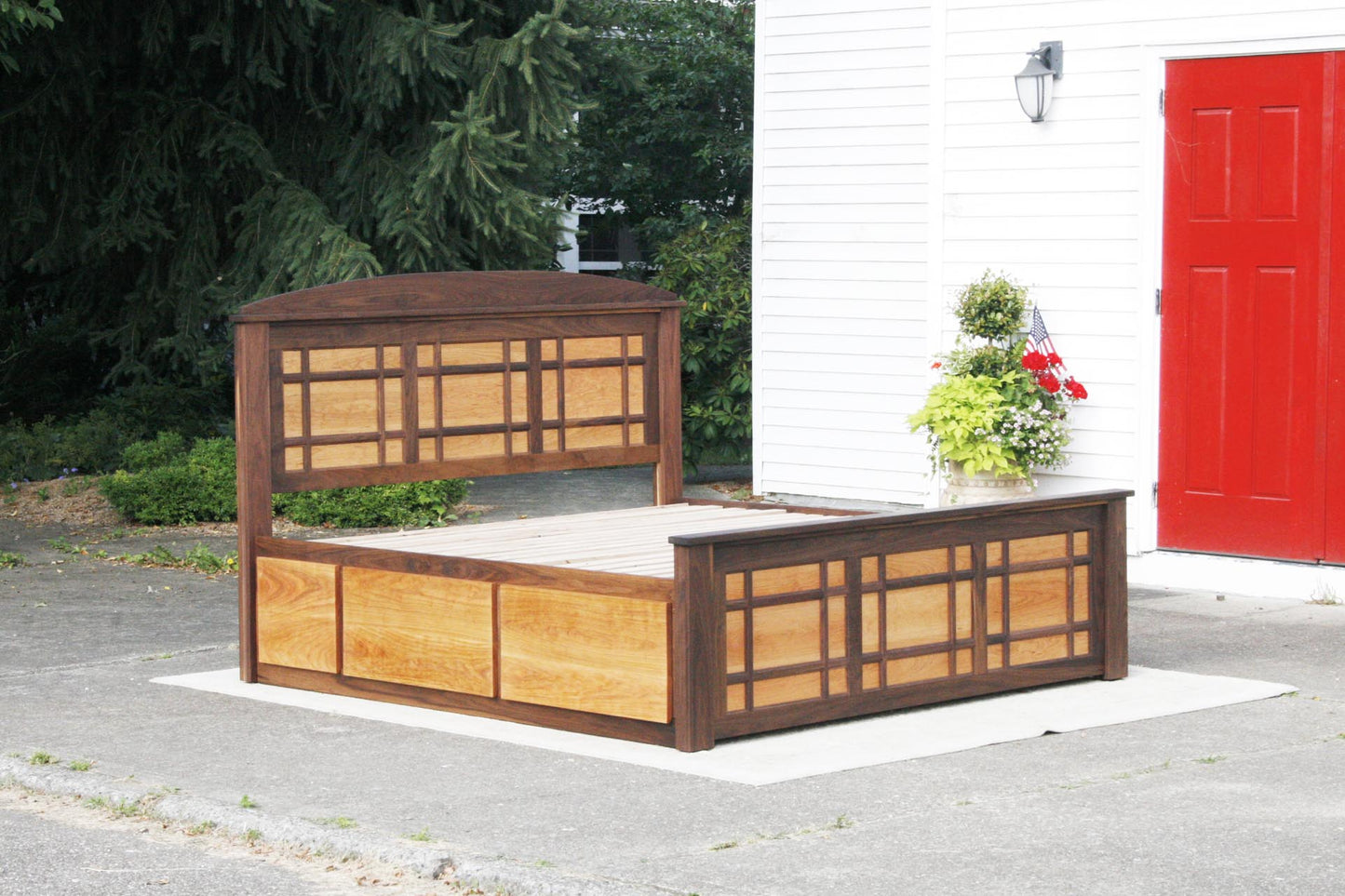 Storage Bed with 4 drawers and grid-trim side view
