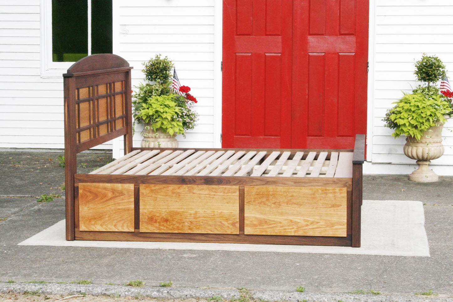 side view Storage Bed with 4 drawers and grid-trim