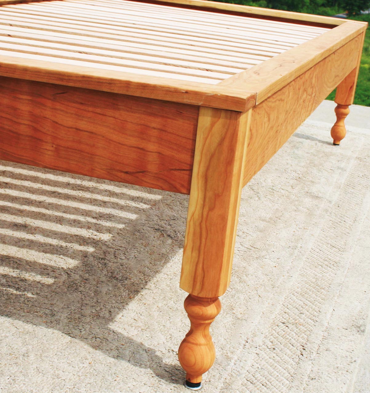 legs of Trundle bed with platform top cap trim