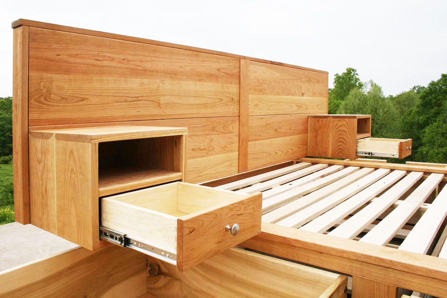 headboard and cabinets of Platform Bed with 4 drawers, wide headboard and built-in side tables