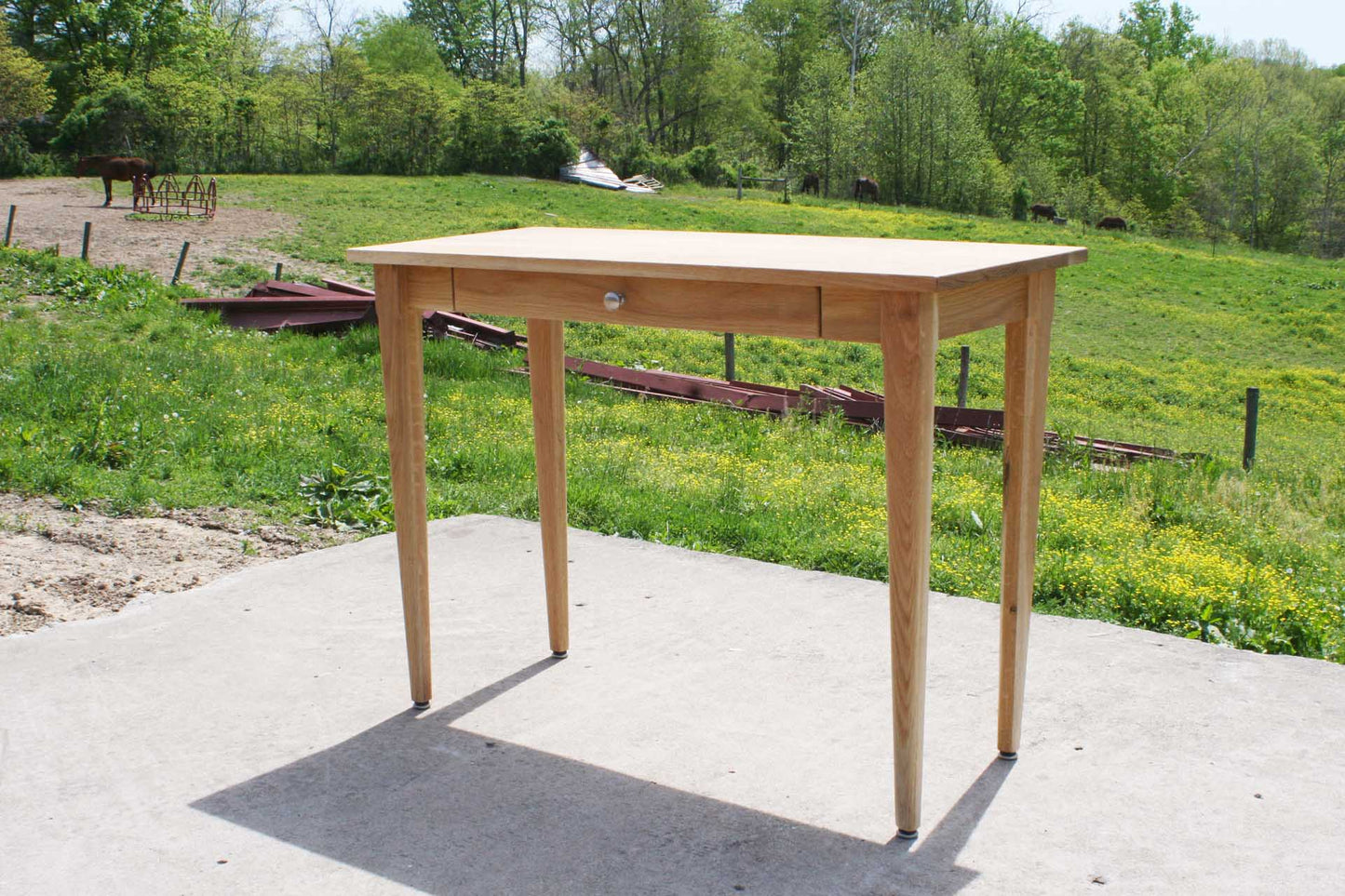 vanity desk with one drawer