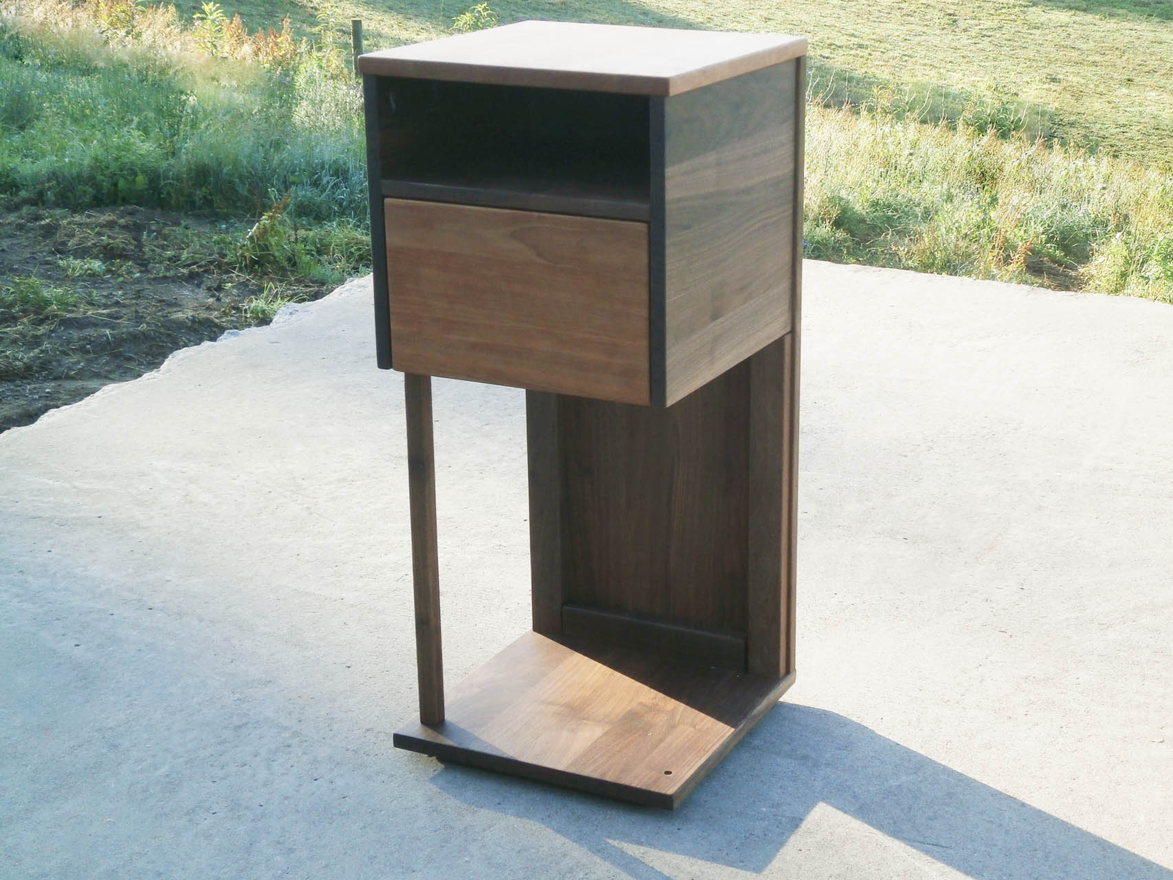 Overhanging table with drawer, shelf and support bar side view