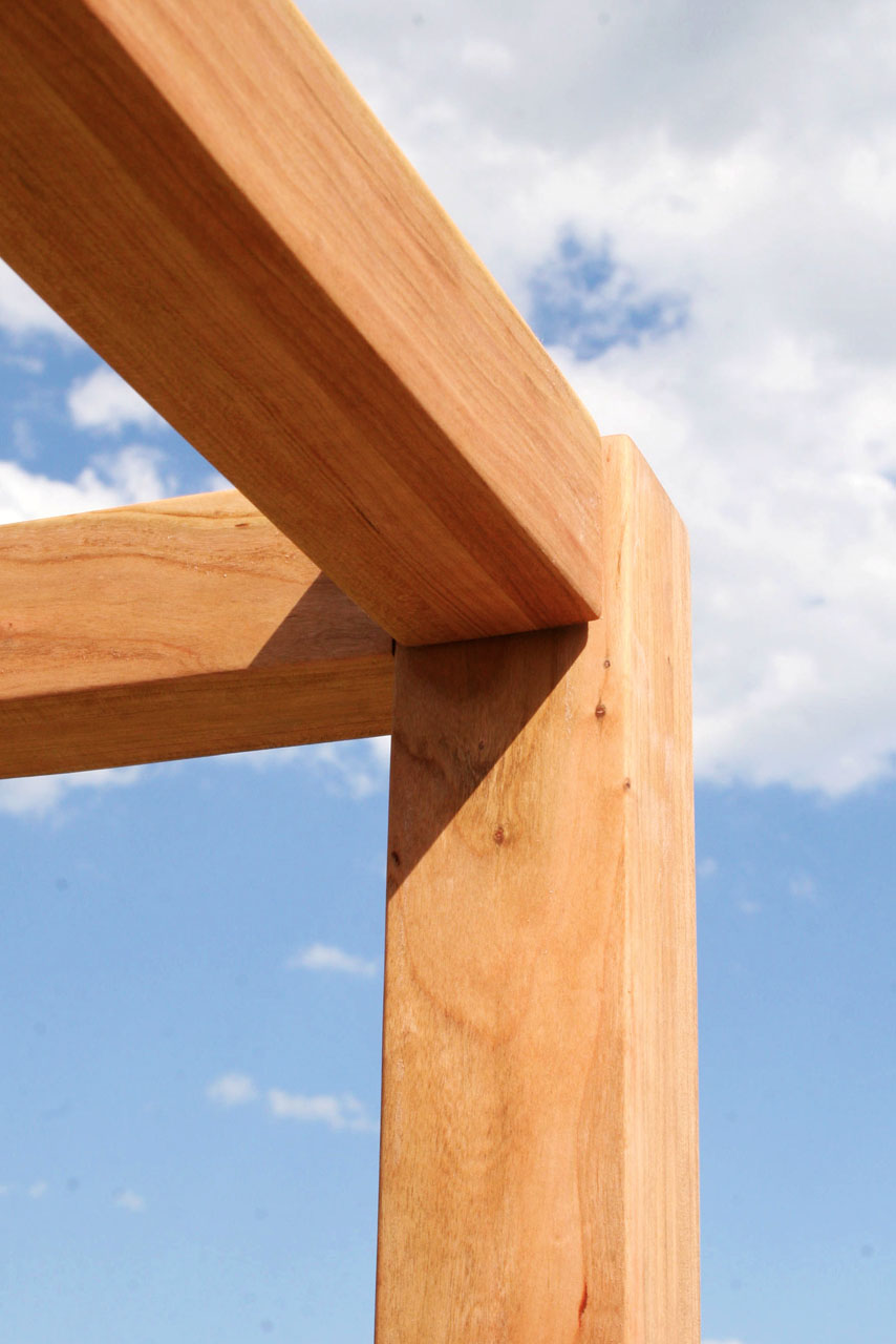 joint of Low Canopy Bed with low platform and large rails