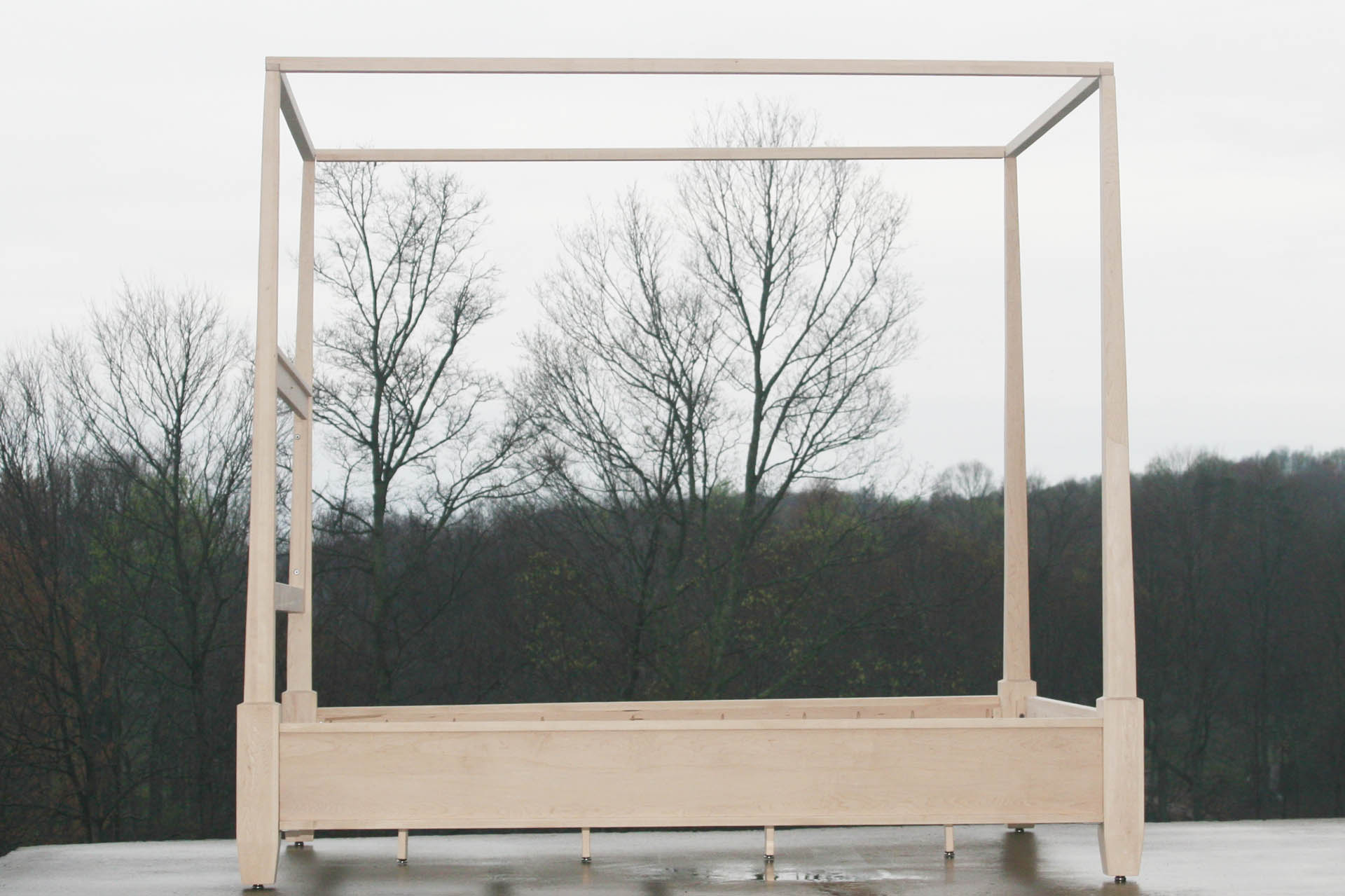 Canopy bed with block feet and tapered posts side view