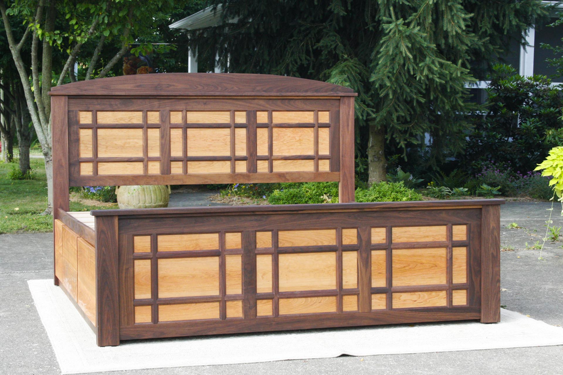 front view Storage Bed with 4 drawers and grid-trim