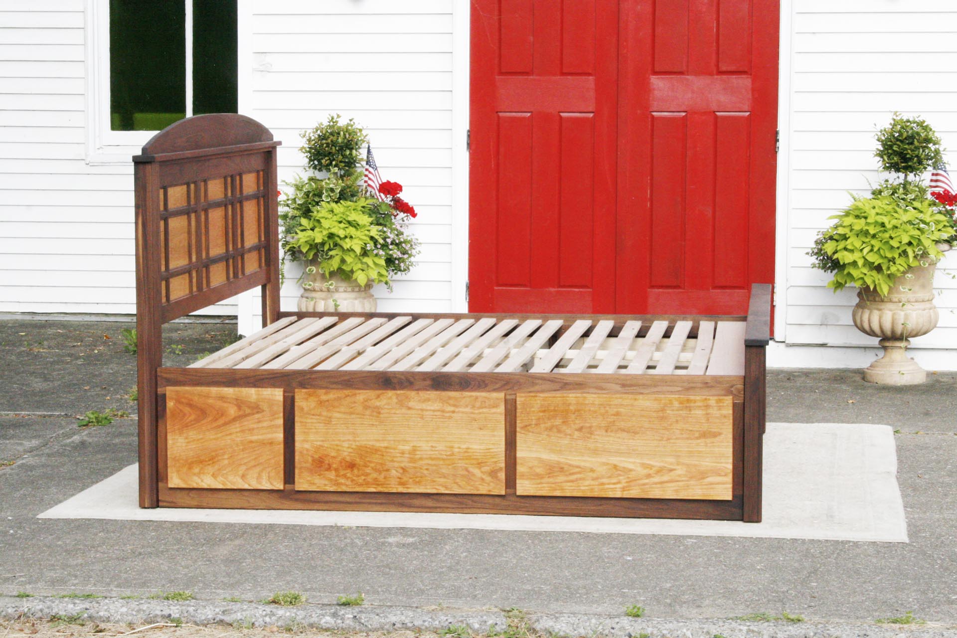 side view Storage Bed with 4 drawers and grid-trim