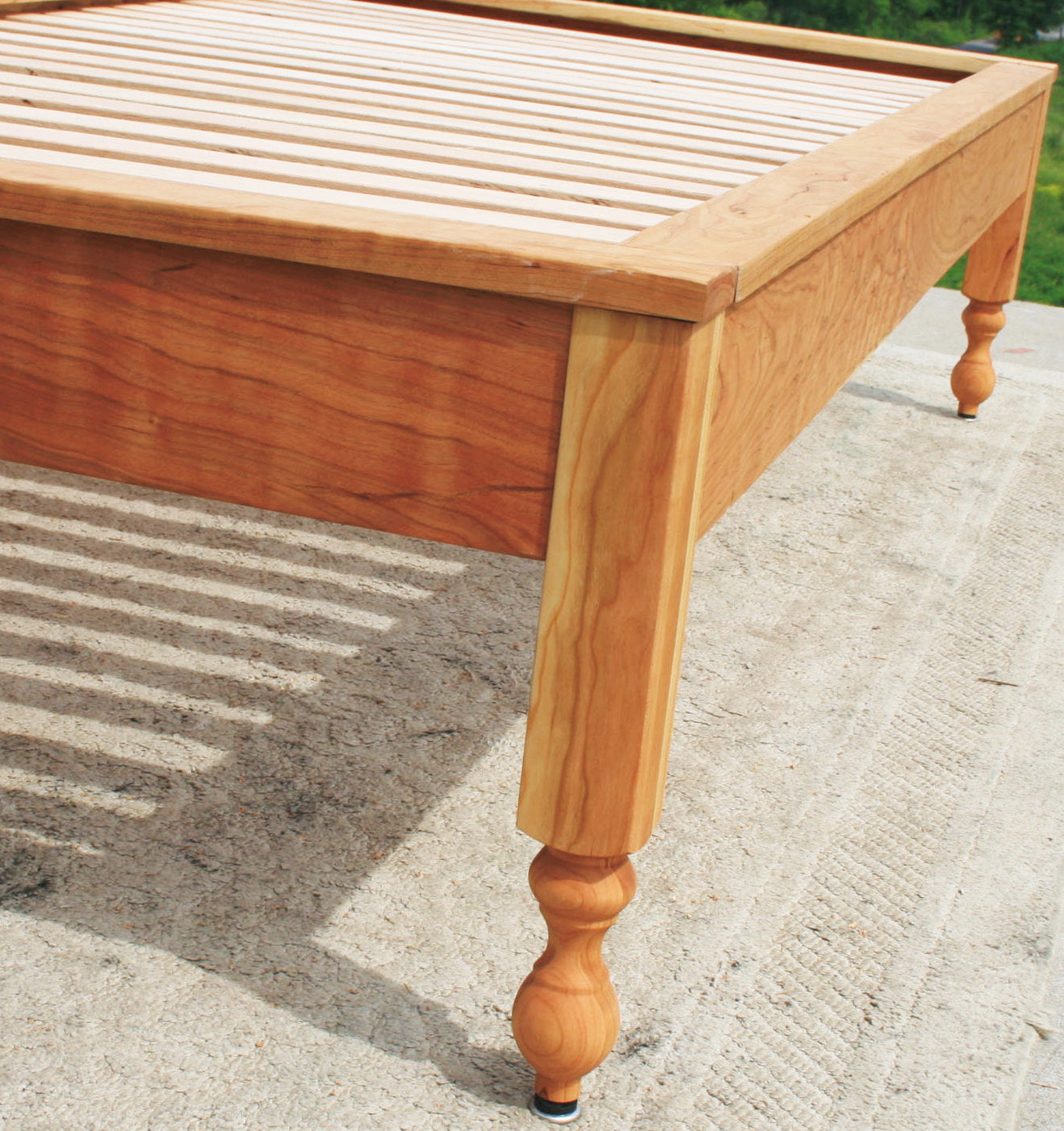 legs of Trundle bed with platform top cap trim